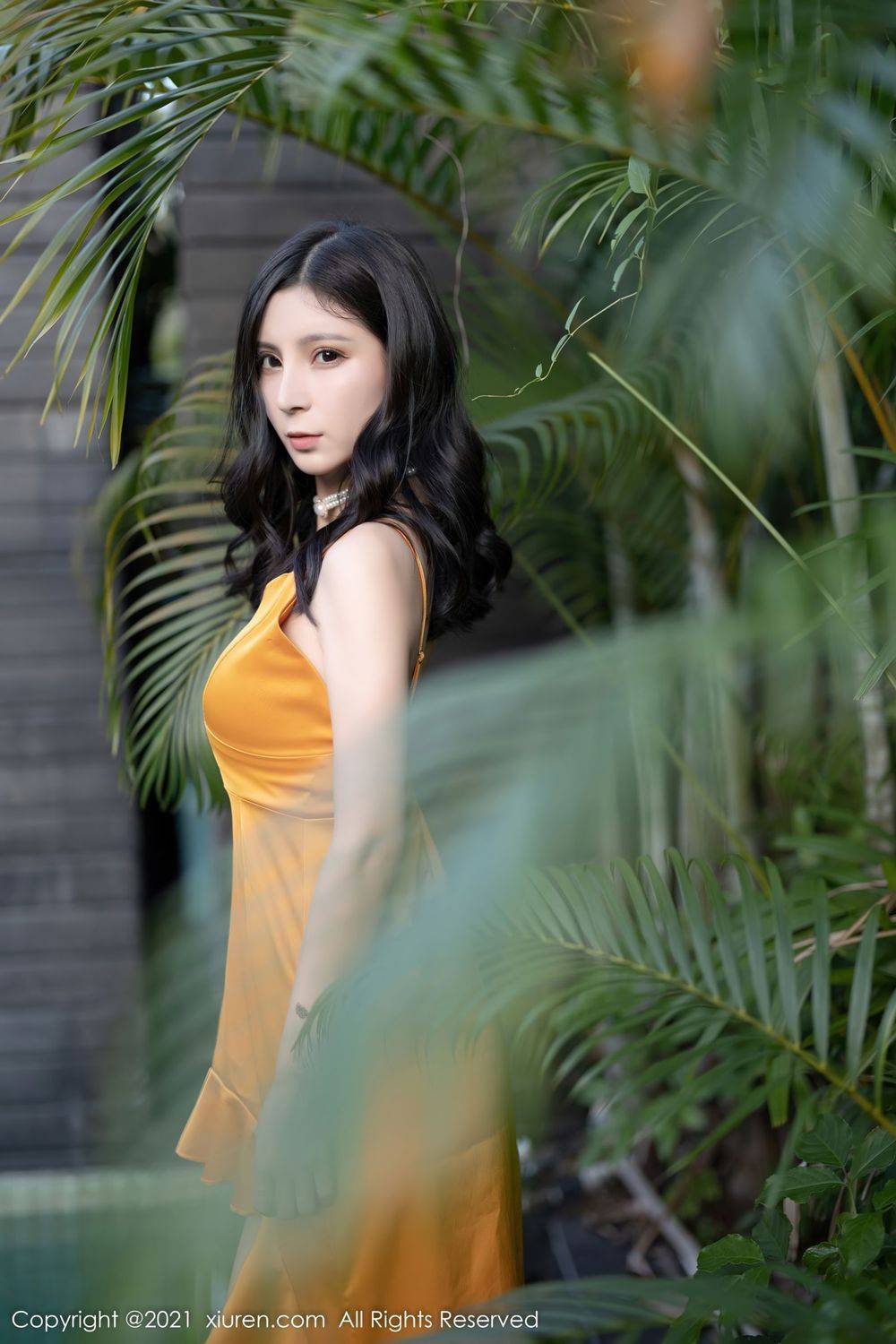 秀人网美女模特小蛮妖x白色上衣搭配蓝色短裙系列深圳旅拍-43