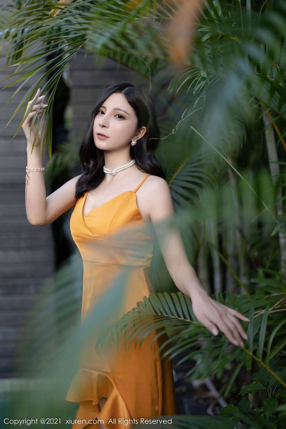 秀人网美女模特小蛮妖x白色上衣搭配蓝色短裙系列深圳旅拍-45