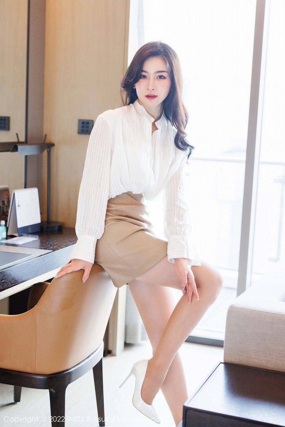 爱蜜社气质美女Vanessa白色服饰丝袜美足都市系列性感写真