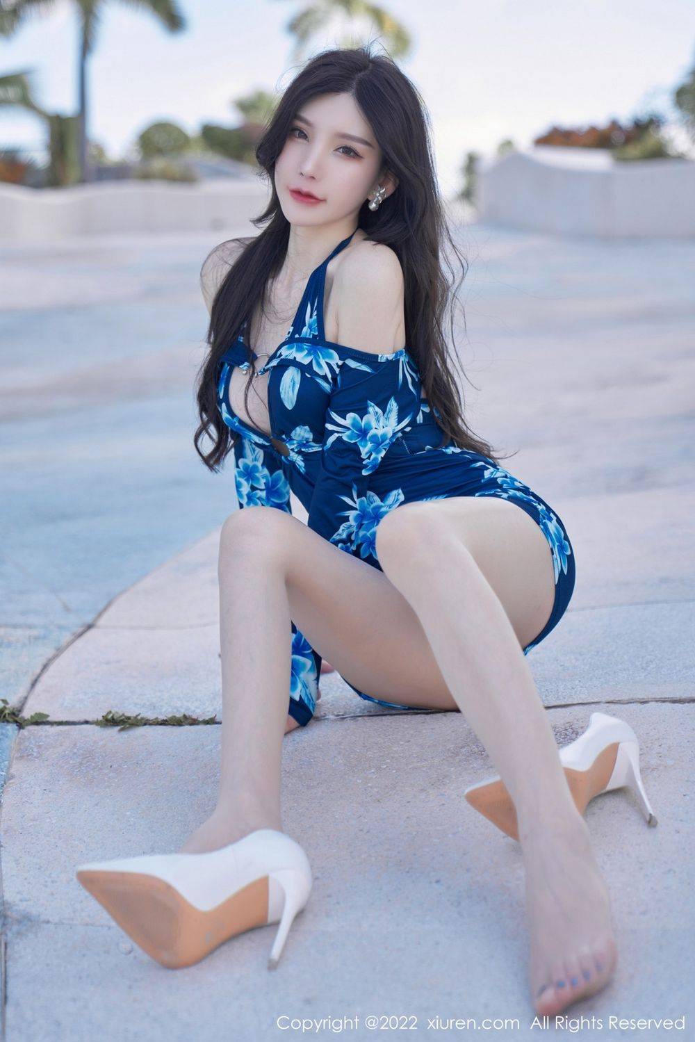 秀人网性感女神周于希Sally蓝色带花纹上衣原色丝袜三亚旅拍-2