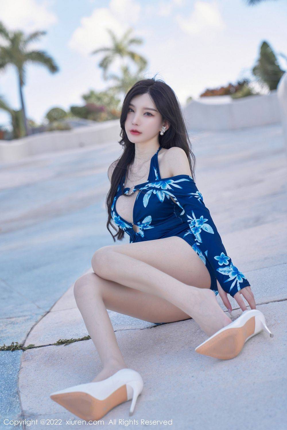 秀人网性感女神周于希Sally蓝色带花纹上衣原色丝袜三亚旅拍-34