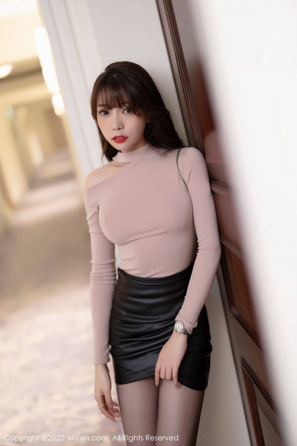 秀人网美女模特芝芝Booty粉色收身上衣配黑色短裙性感写真-9