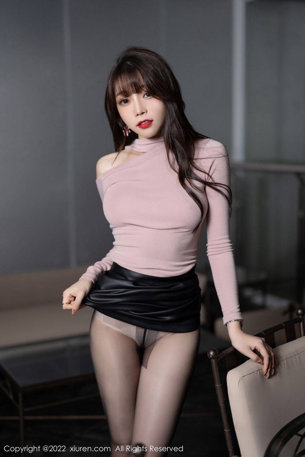 秀人网美女模特芝芝Booty粉色收身上衣配黑色短裙性感写真-36