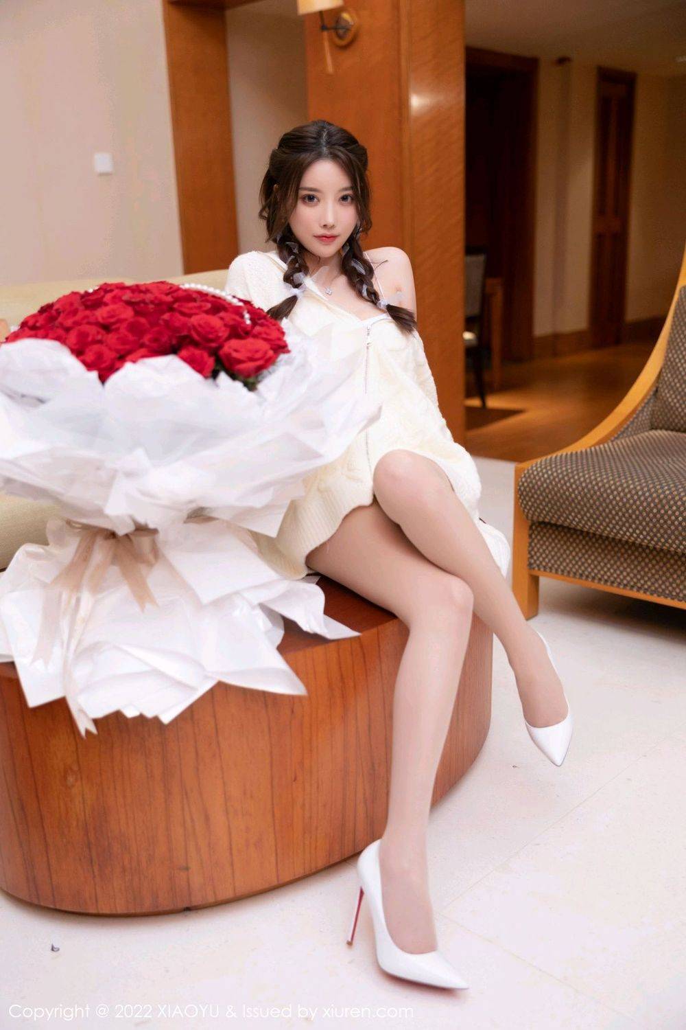 语画界性感女神杨晨晨Yome米色上衣搭配原色丝袜惠州旅拍-5