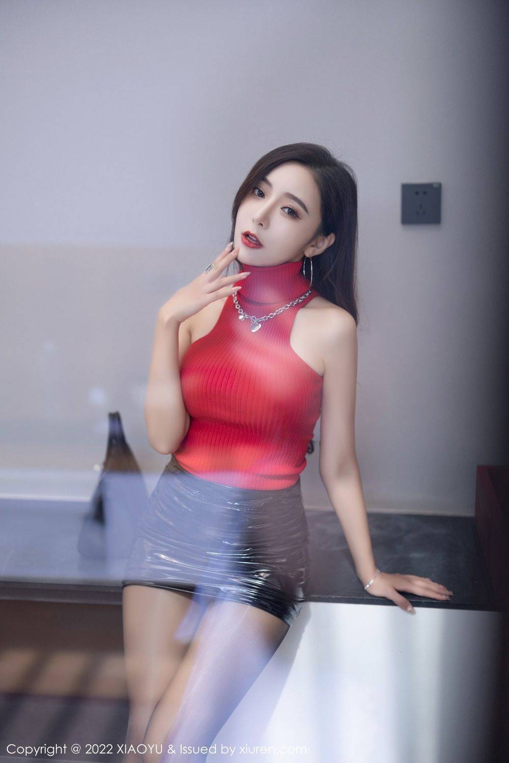 语画界性感女神王馨瑶yanni红色收身上衣诱人黑丝惠州旅拍-22