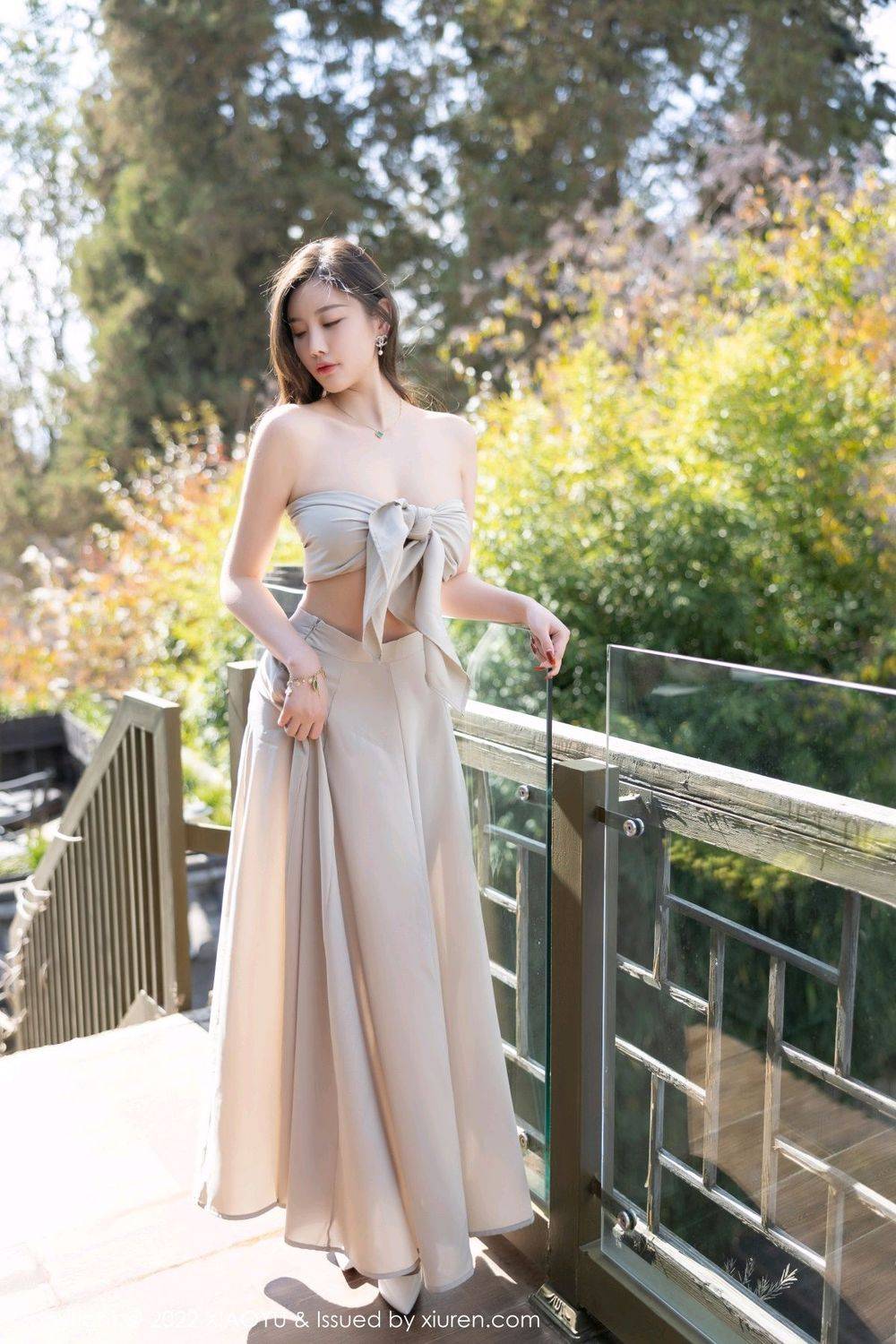 秀人网性感女神杨晨晨Yome杏色上衣长裙丝袜系列丽江旅拍-29