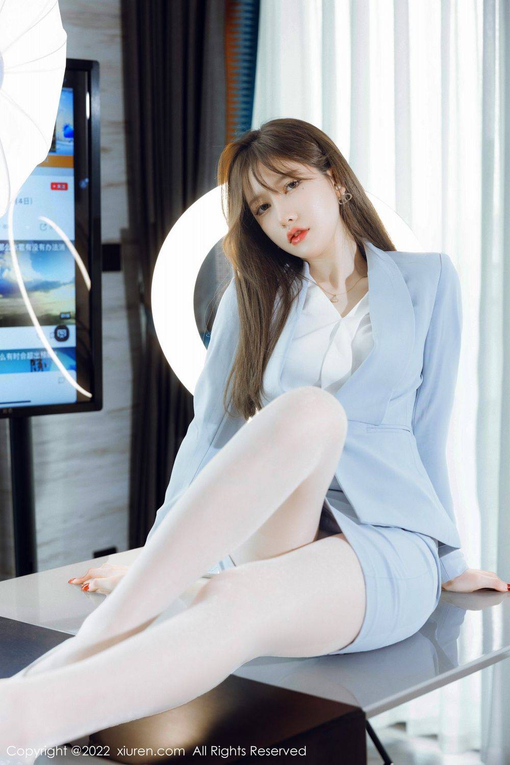 秀人网美女模特美桃酱淡蓝色服饰白色丝袜系列性感写真-9