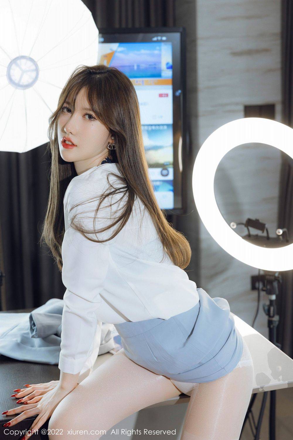 秀人网美女模特美桃酱淡蓝色服饰白色丝袜系列性感写真-31