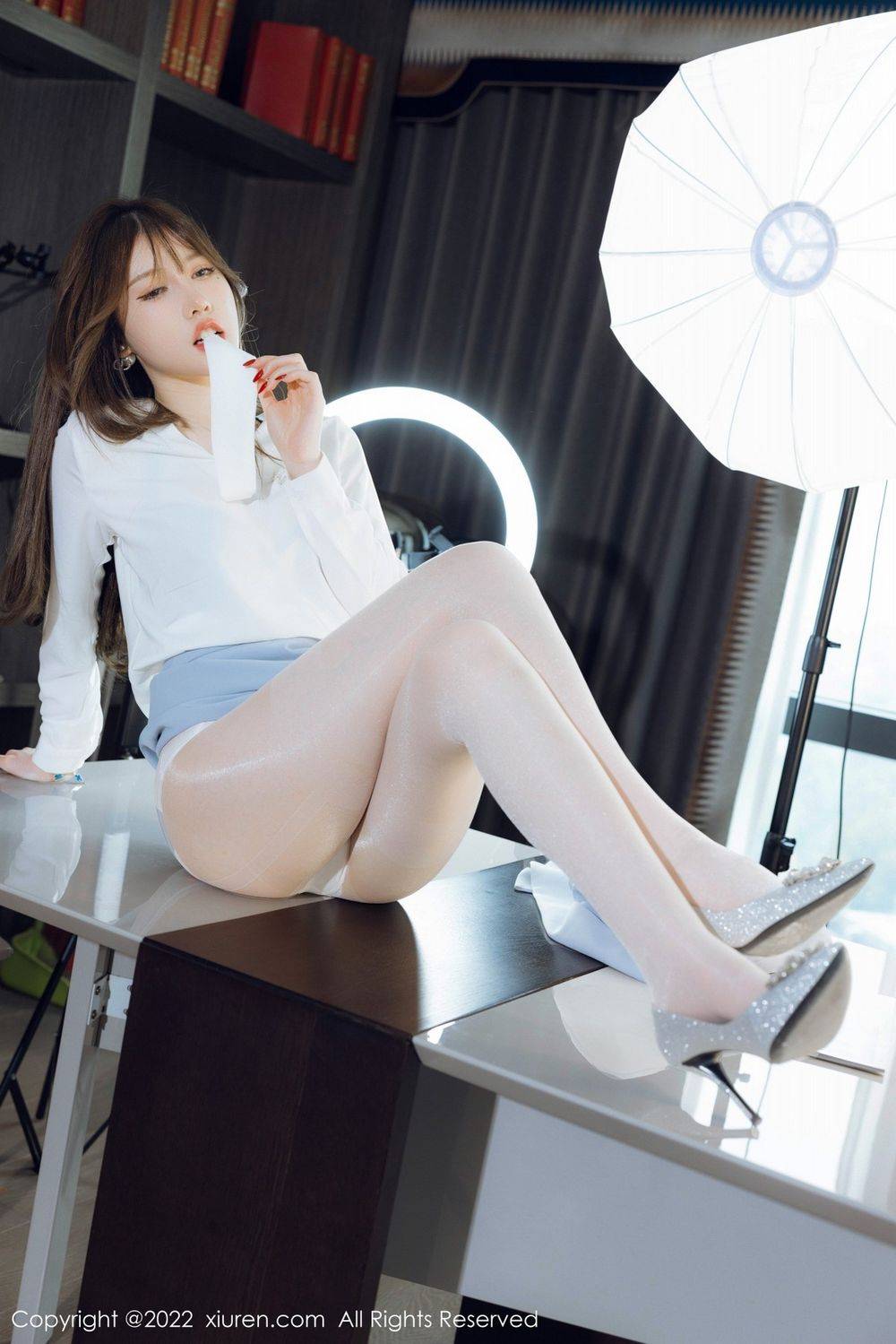 秀人网美女模特美桃酱淡蓝色服饰白色丝袜系列性感写真-44