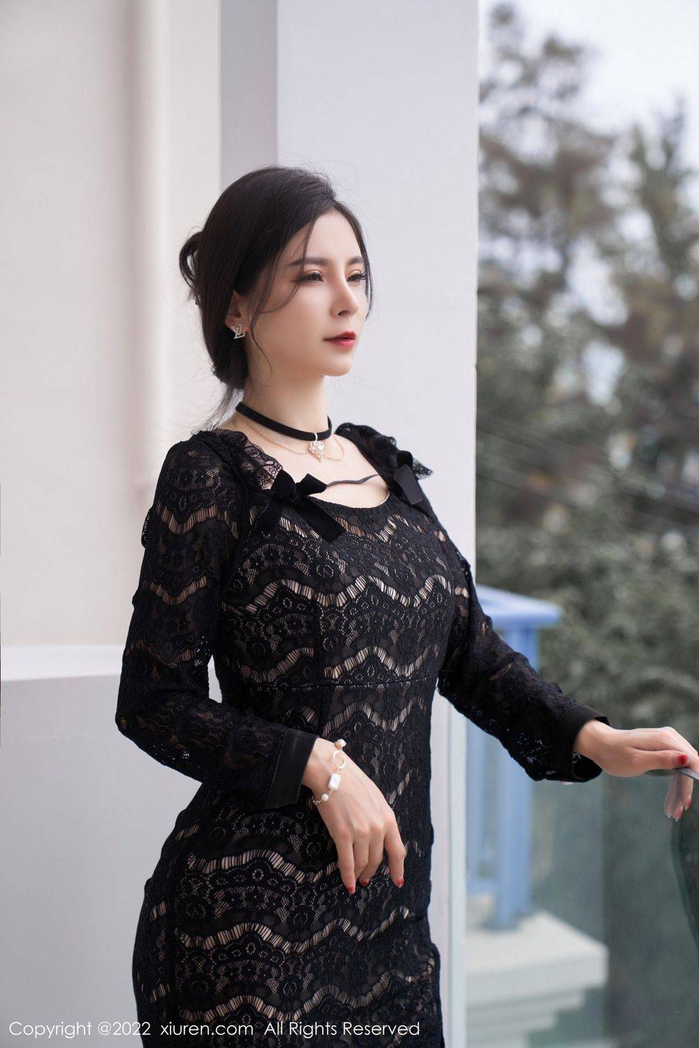 秀人网美女模特小蛮妖x黑色连衣裙搭配黑丝系列三亚旅拍-2