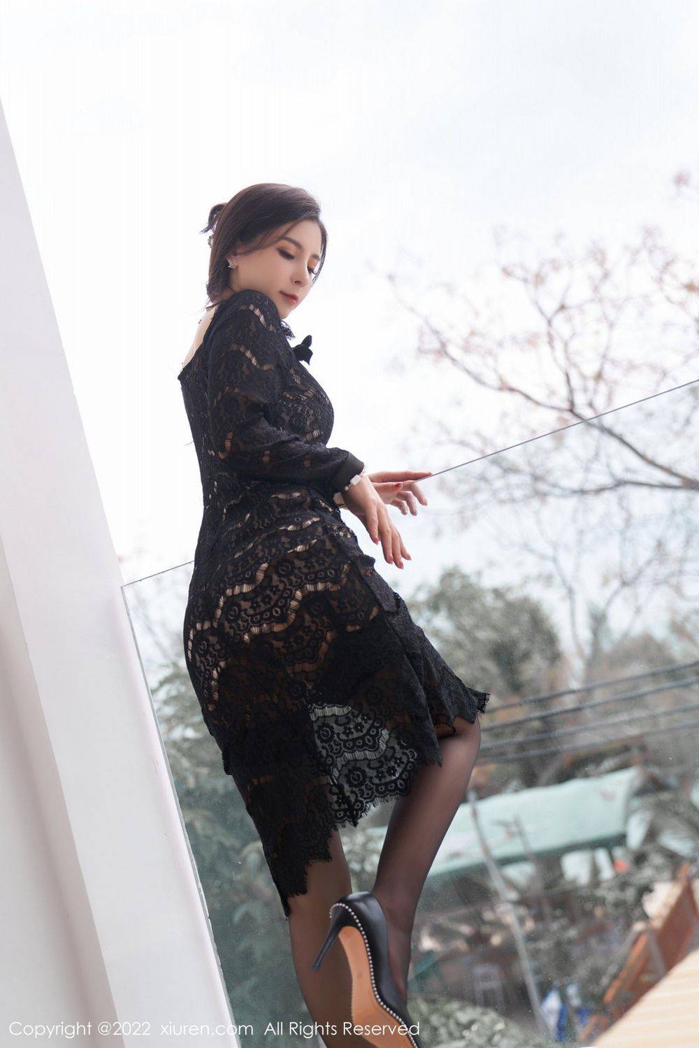 秀人网美女模特小蛮妖x黑色连衣裙搭配黑丝系列三亚旅拍-6