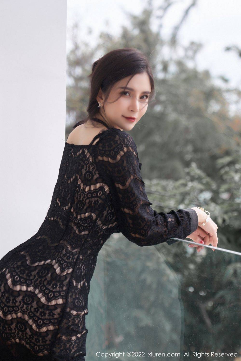 秀人网美女模特小蛮妖x黑色连衣裙搭配黑丝系列三亚旅拍-4