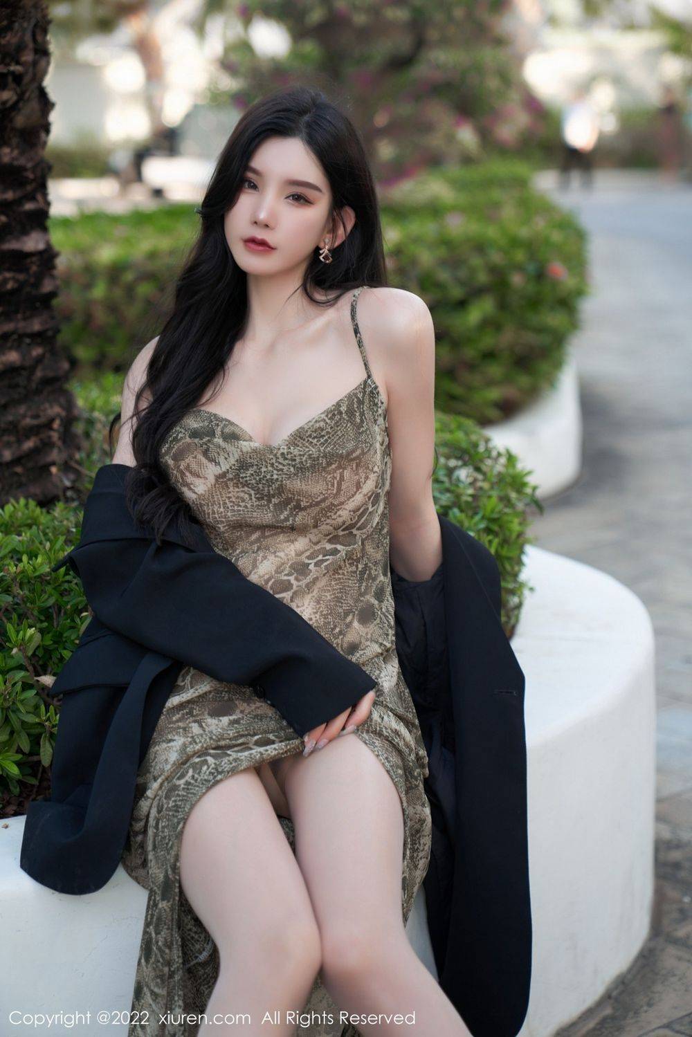 秀人网性感女神周于希吊带长裙搭配原色丝袜系列三亚旅拍-2