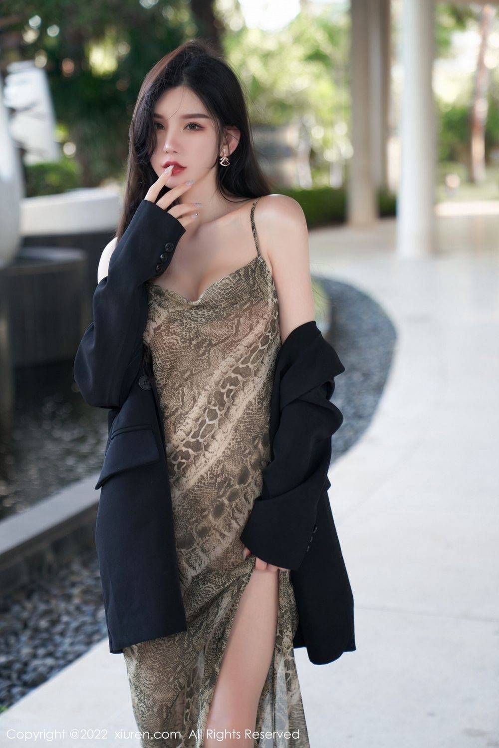 秀人网性感女神周于希吊带长裙搭配原色丝袜系列三亚旅拍-3