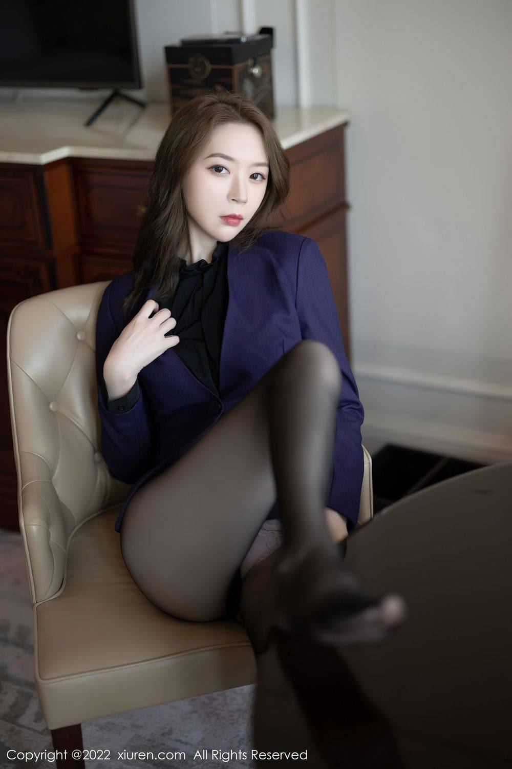 秀人网美女模特梦心玥职场OL服饰搭配黑丝美腿曼妙写真-32