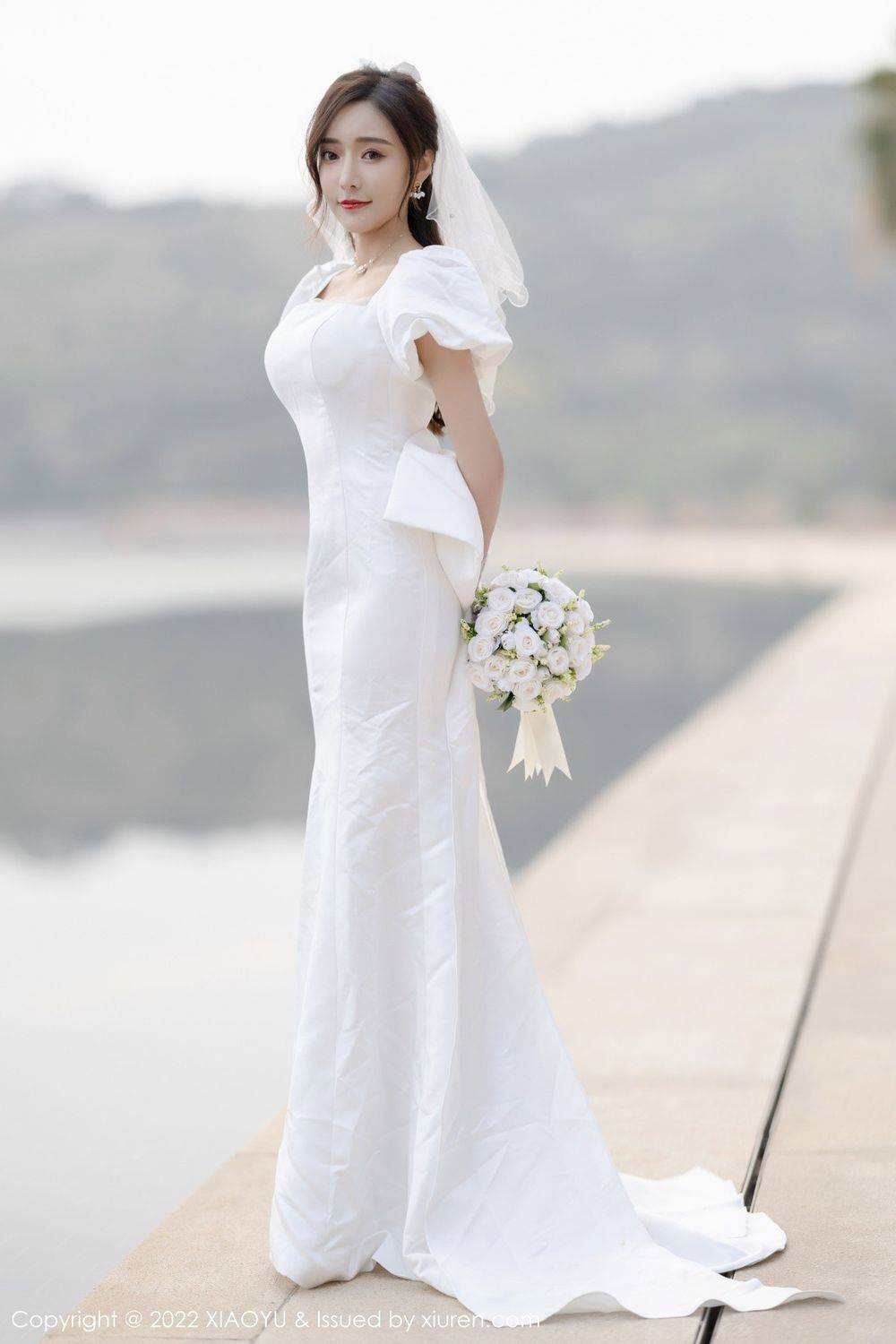 语画界性感女神王馨瑶yanni手持鲜花白色长裙系列惠州旅拍-5