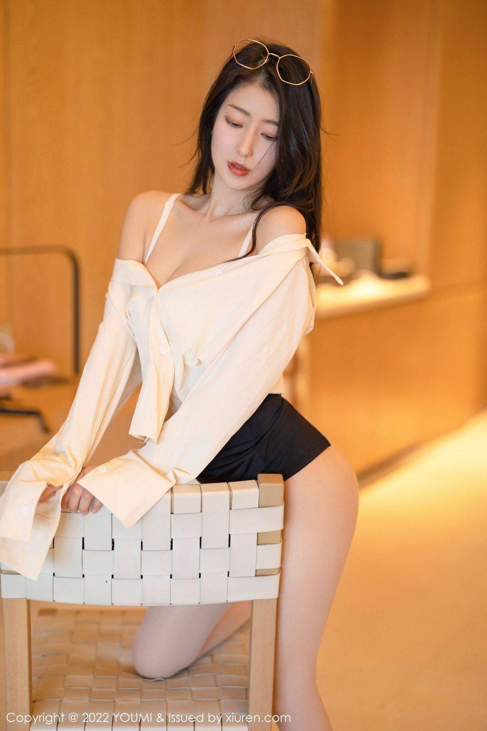 尤蜜荟美女模特熊小诺浅色T恤搭配短裙丝袜系列三亚旅拍-18