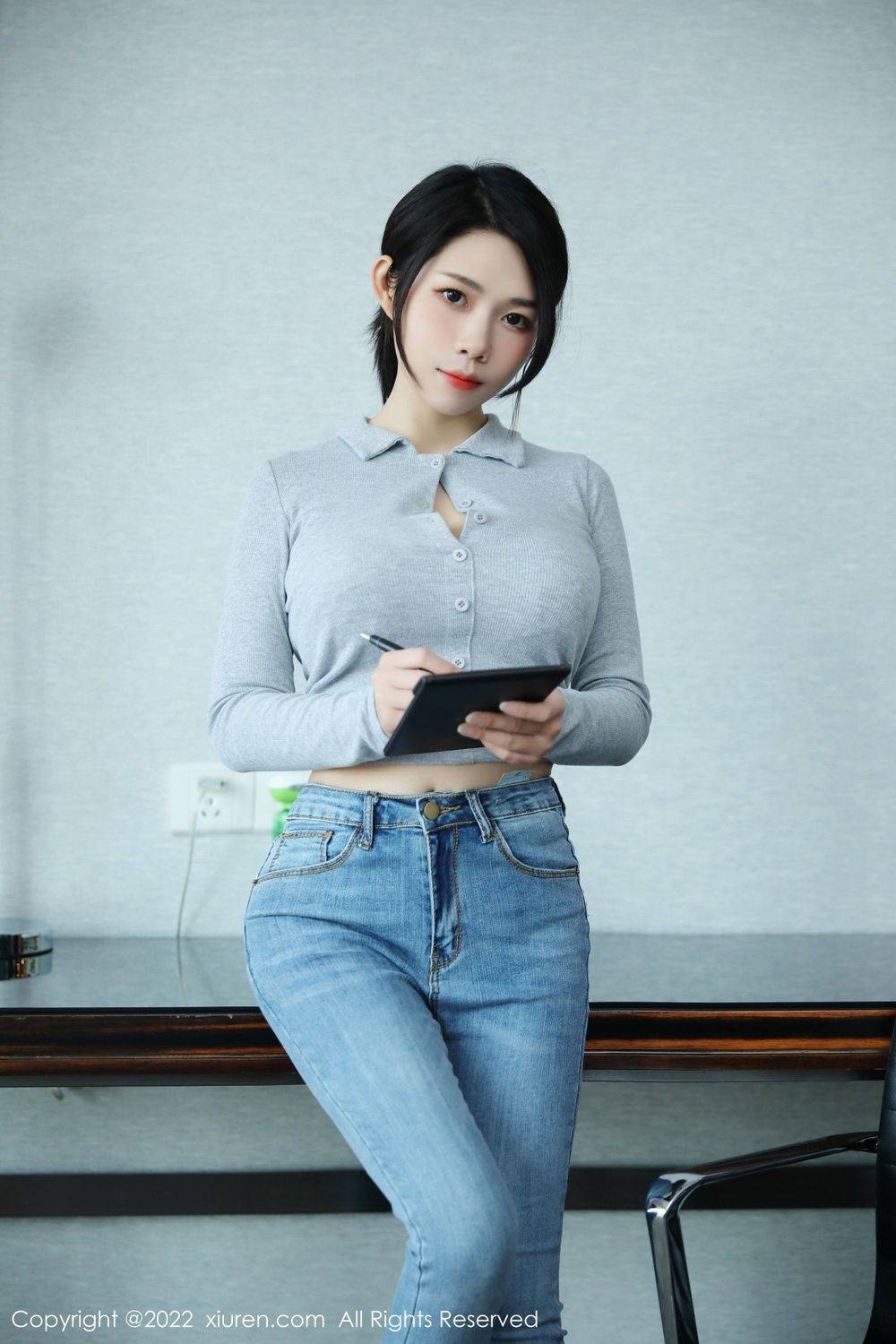 秀人网新人模特娜娜子呀灰色收身上衣搭配牛仔裤系列写真