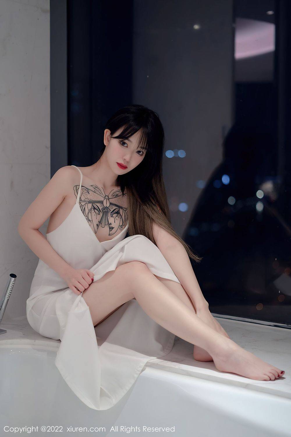 秀人网美女模特小奶瓶呜呜薄纱吊带长裙浴室场景性感写真-13