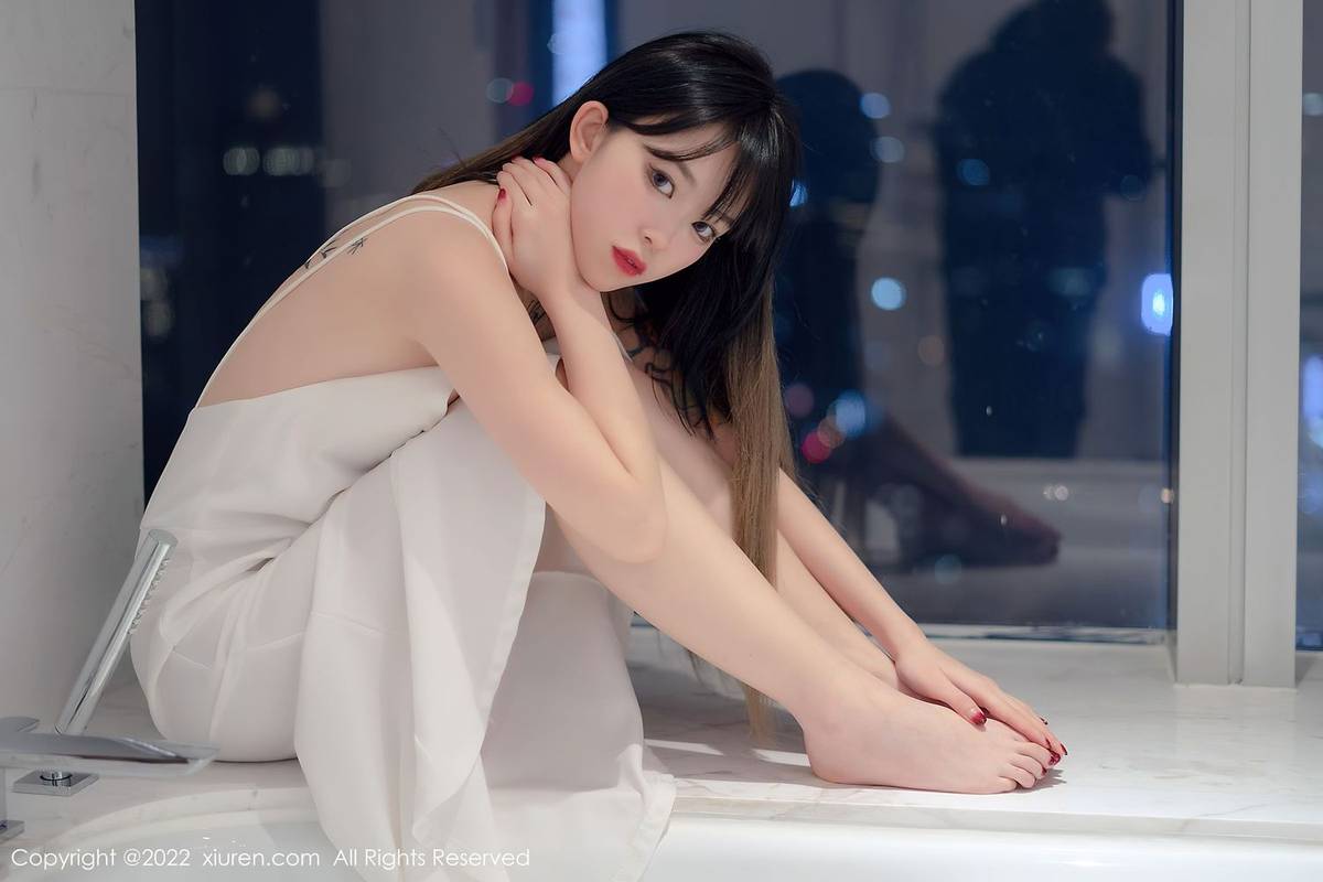 秀人网美女模特小奶瓶呜呜薄纱吊带长裙浴室场景性感写真-17