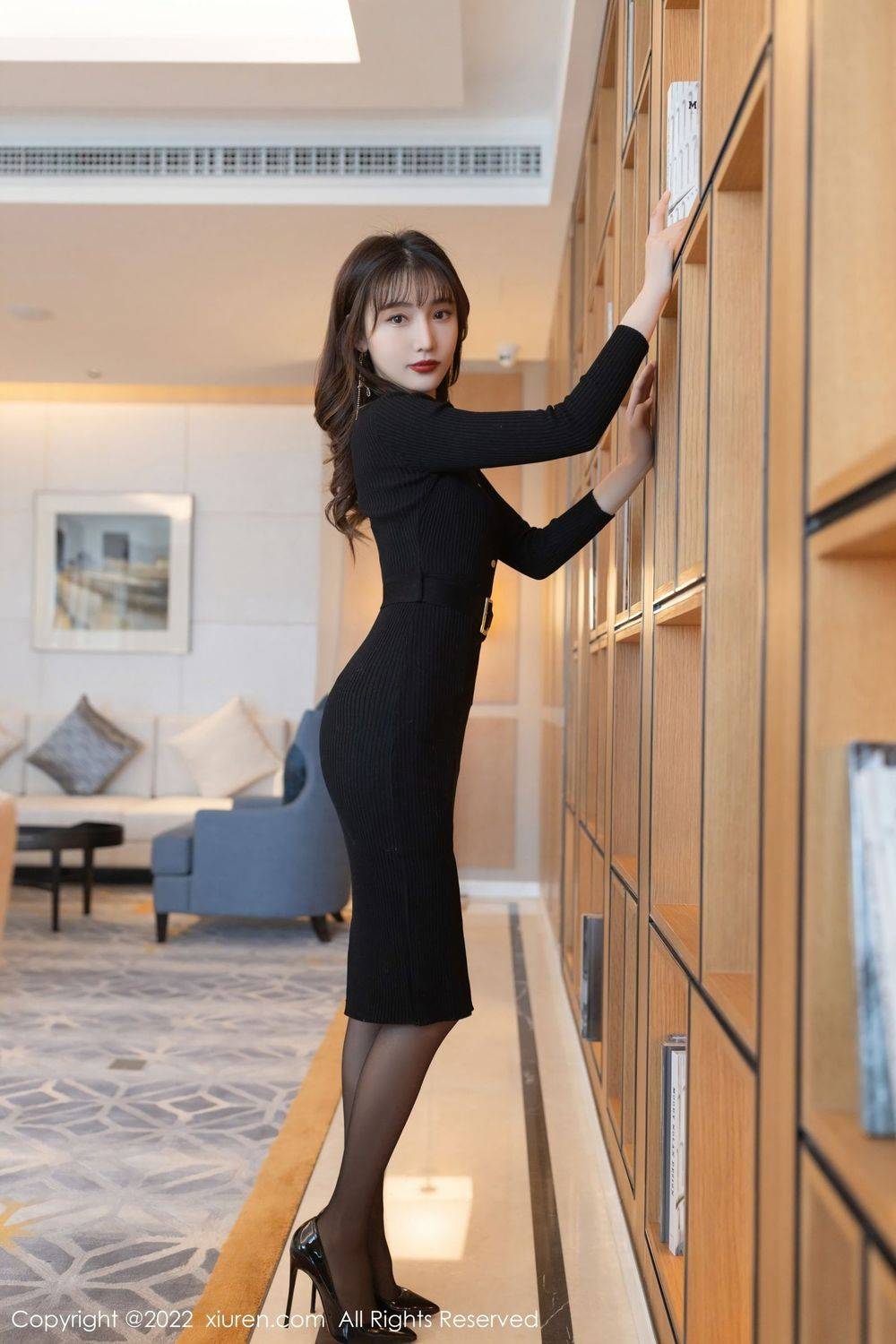 秀人网美女模特陆萱萱黑色连衣短裙丝袜系列珠三角旅拍