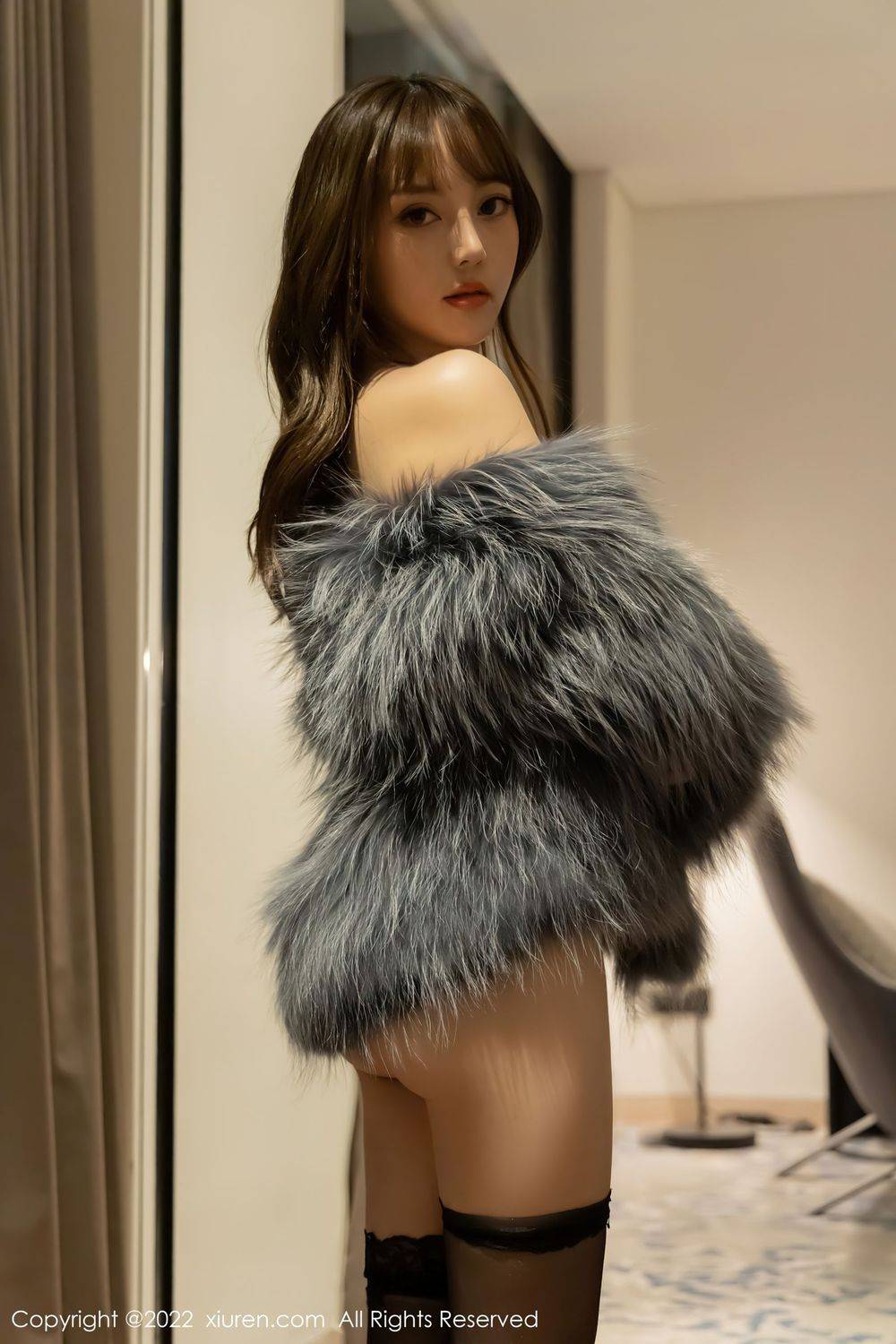 秀人网美女模特豆瓣酱深灰色皮草上衣搭配诱人黑丝写真-42