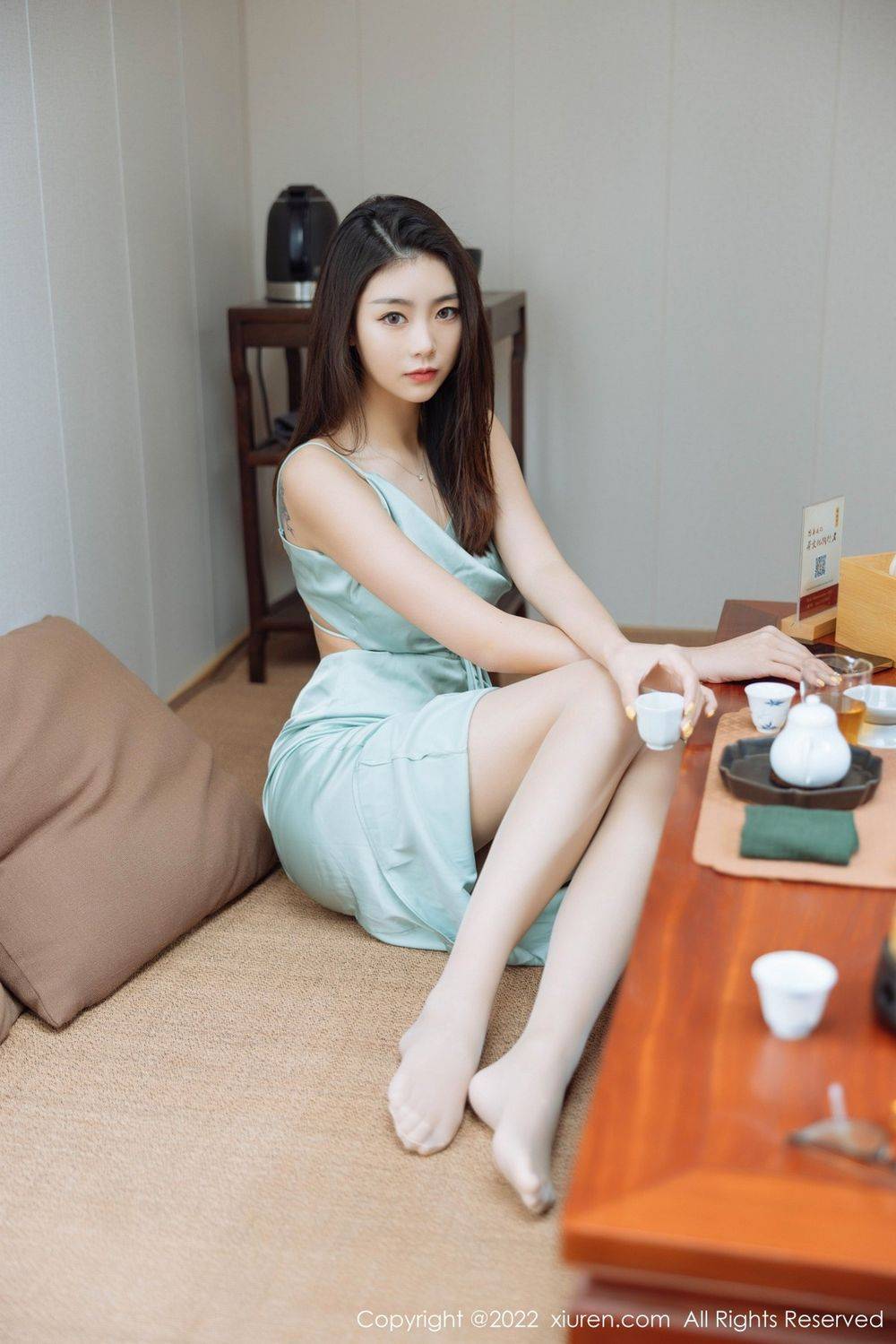 秀人网美女模特可乐Vicky绿灰色连衣短裙黑丝系列妩媚写真-8