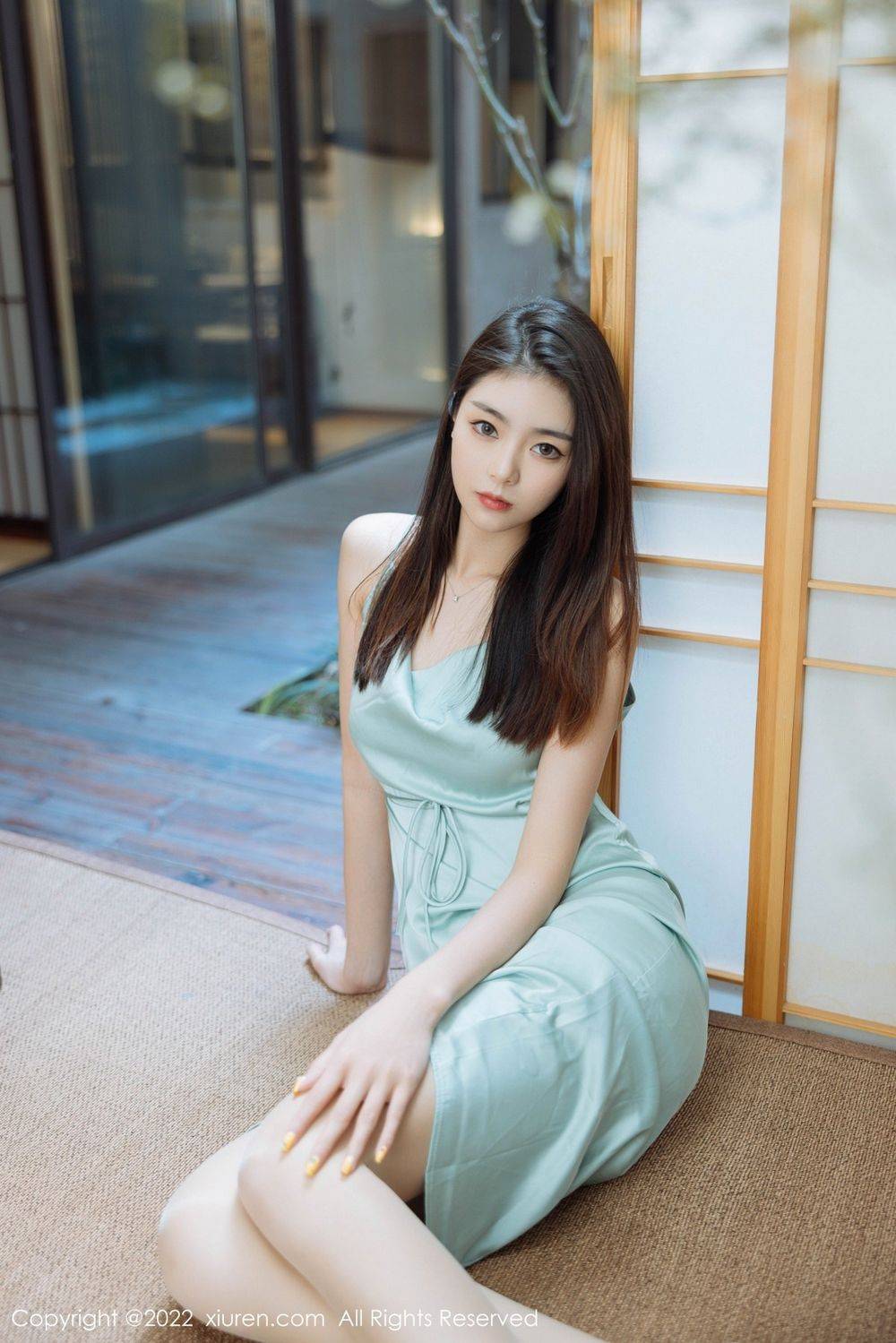 秀人网美女模特可乐Vicky绿灰色连衣短裙黑丝系列妩媚写真-14