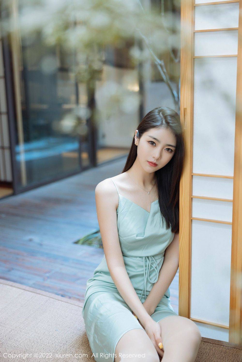 秀人网美女模特可乐Vicky绿灰色连衣短裙黑丝系列妩媚写真-19