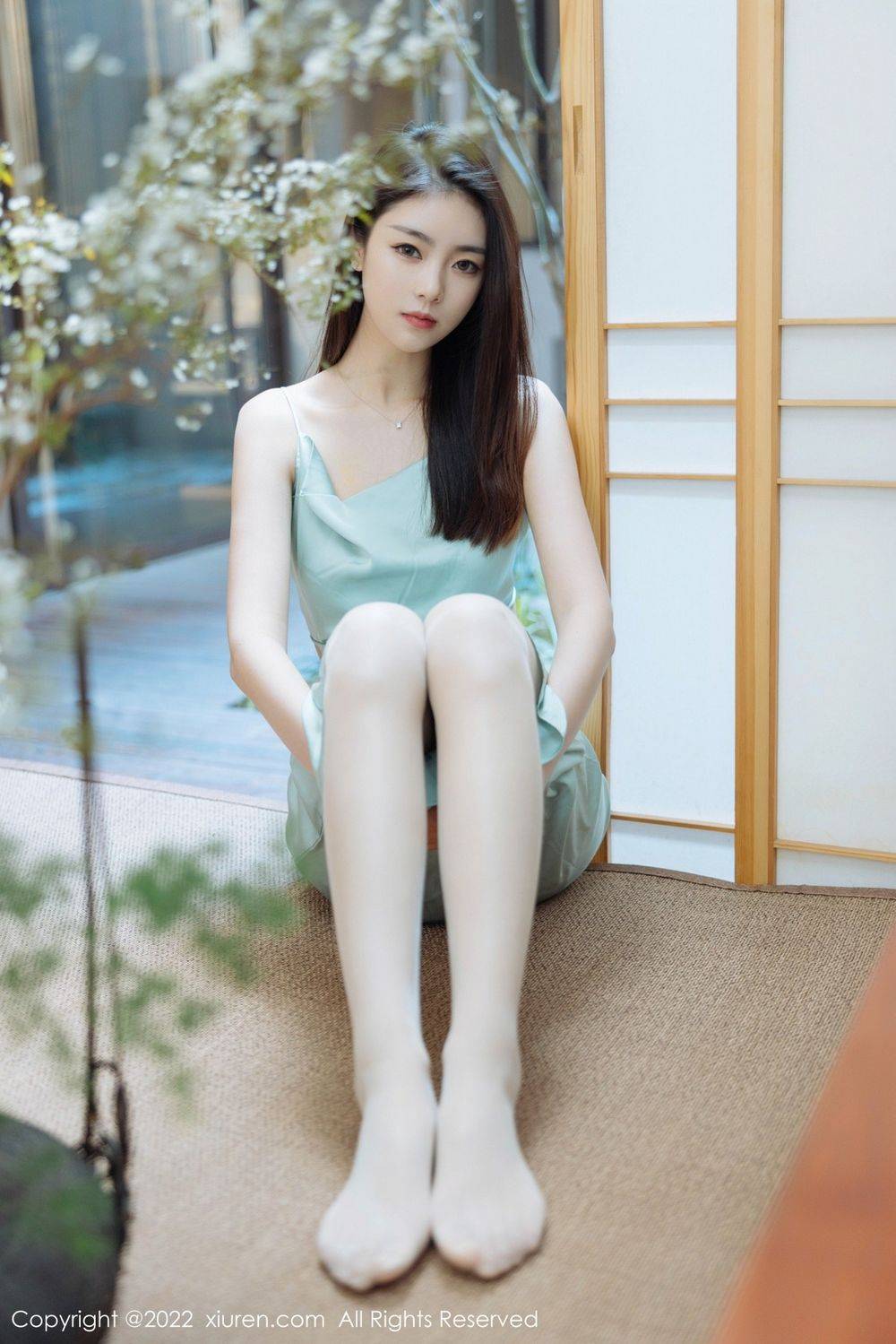 秀人网美女模特可乐Vicky绿灰色连衣短裙黑丝系列妩媚写真-26