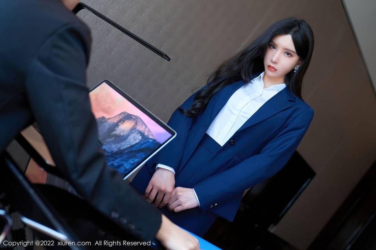 秀人网性感女神周于希Sally职场OL服饰搭配黑丝冷艳系列写真-8