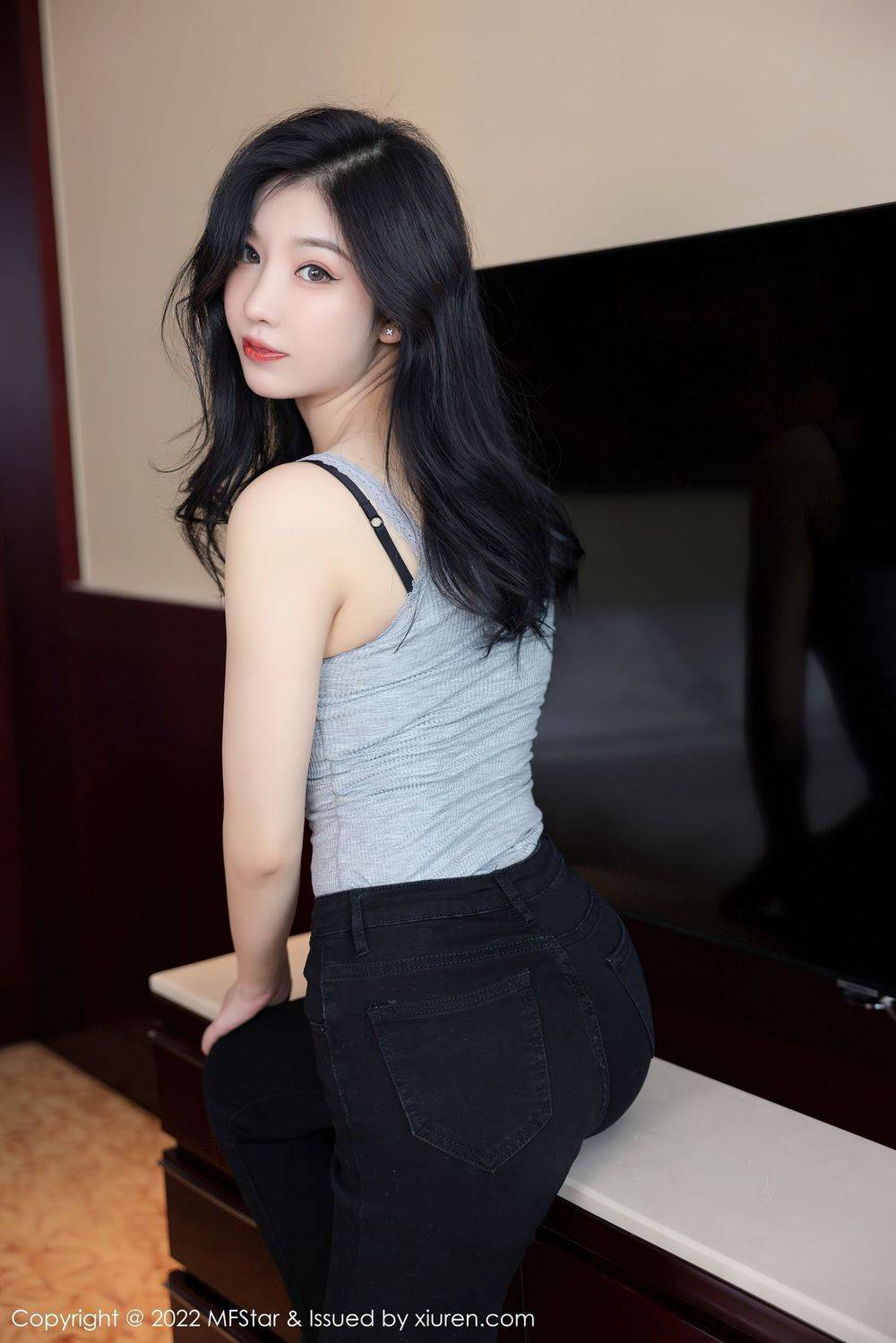 模范学院美女模特人间荒糖浅灰色上衣搭配黑色牛仔裤写真-4