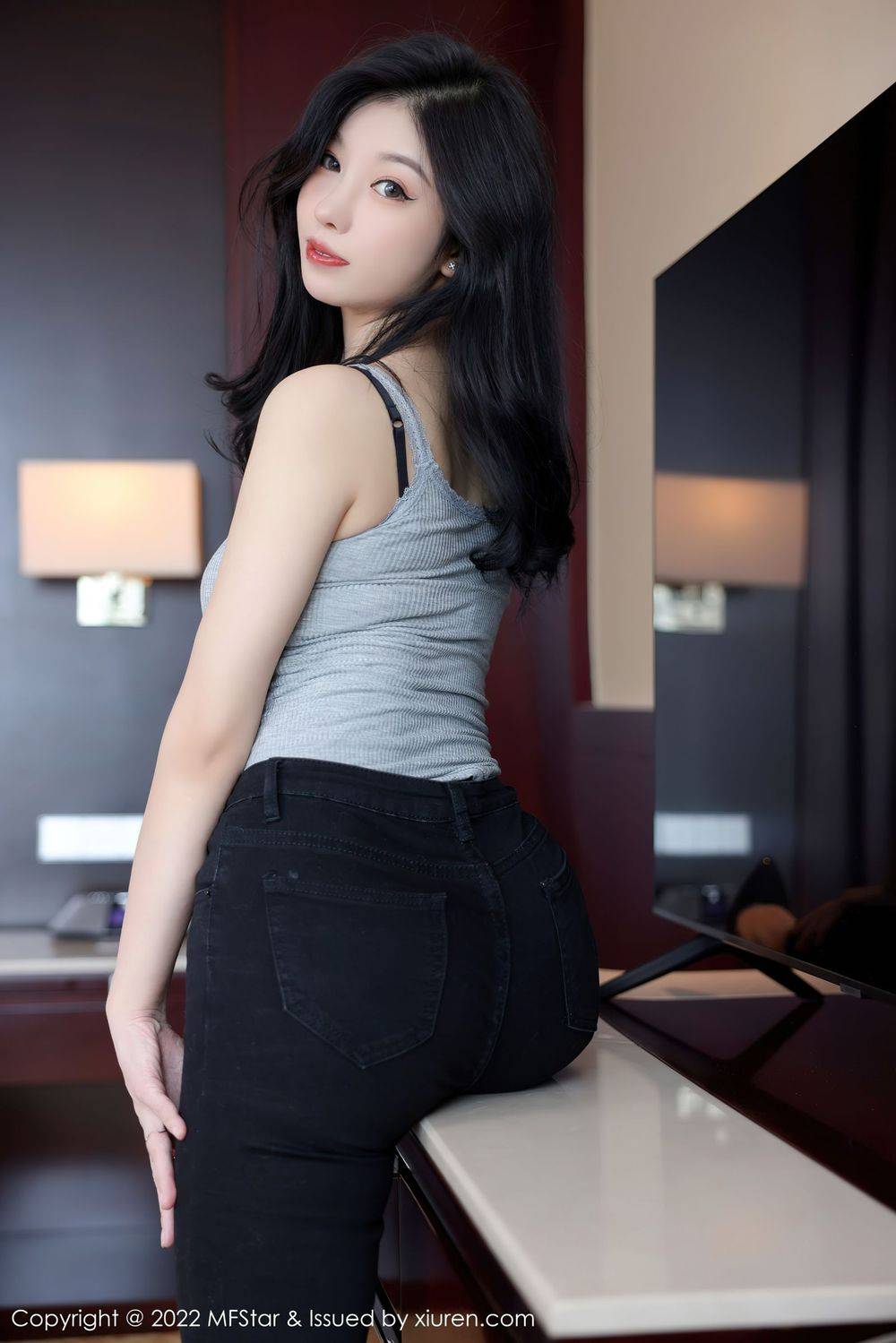 模范学院美女模特人间荒糖浅灰色上衣搭配黑色牛仔裤写真-5