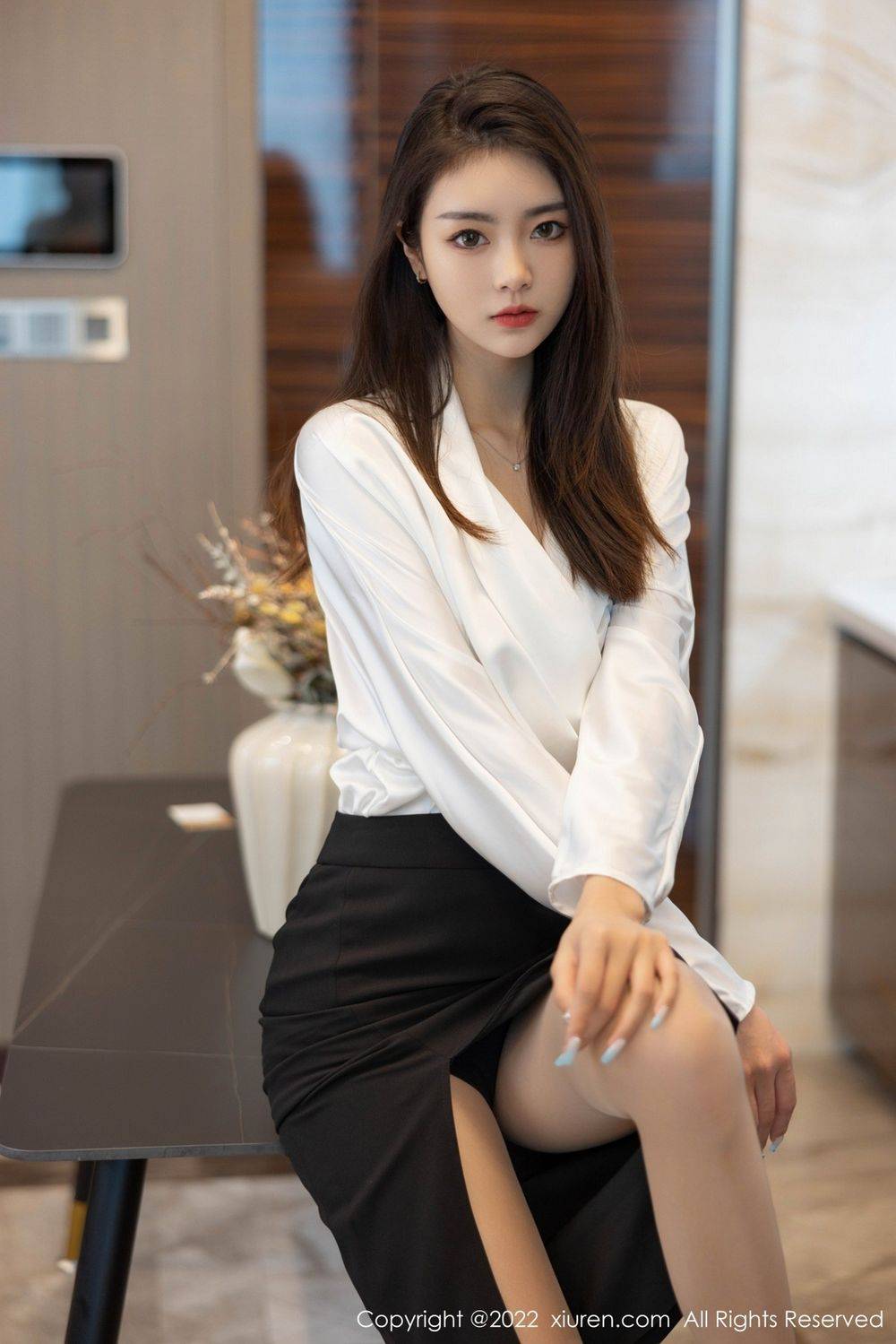 秀人网美女模特可乐Vicky简约白色上衣搭配黑色裙子性感写真