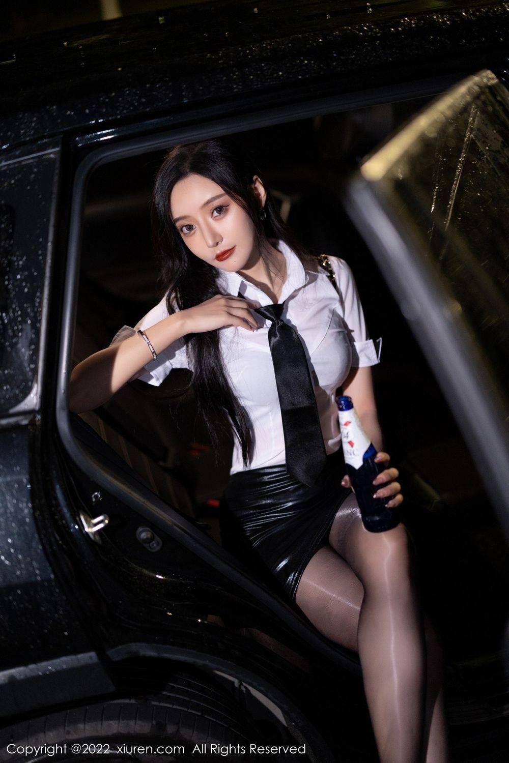 秀人网美女模特王馨瑶yanni白T恤搭配黑色皮短裙性感写真