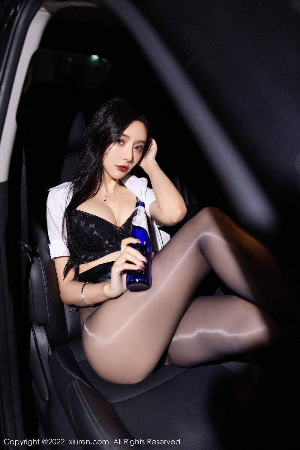 秀人网美女模特王馨瑶yanni白T恤搭配黑色皮短裙性感写真-47