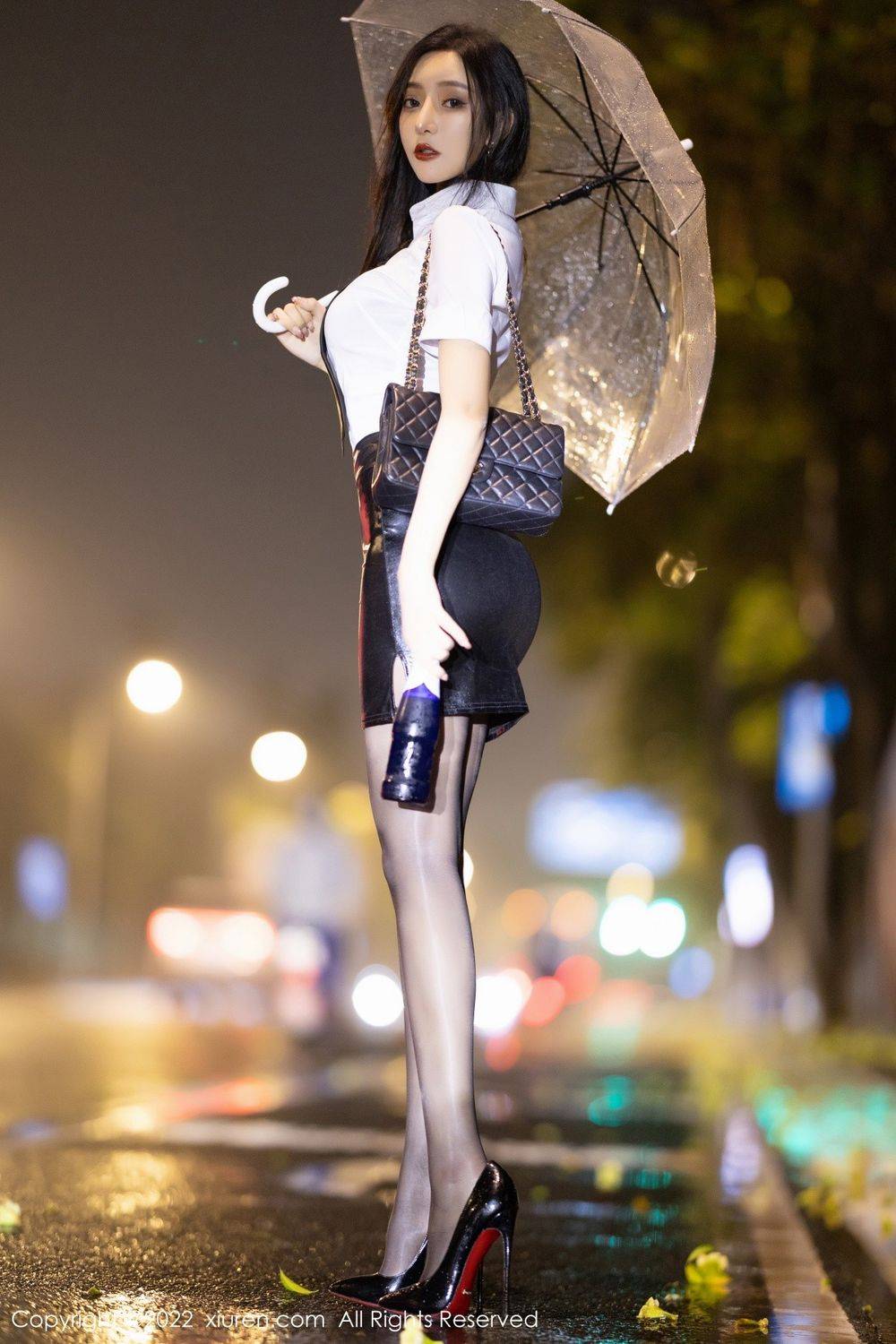 秀人网美女模特王馨瑶yanni白T恤搭配黑色皮短裙性感写真-50