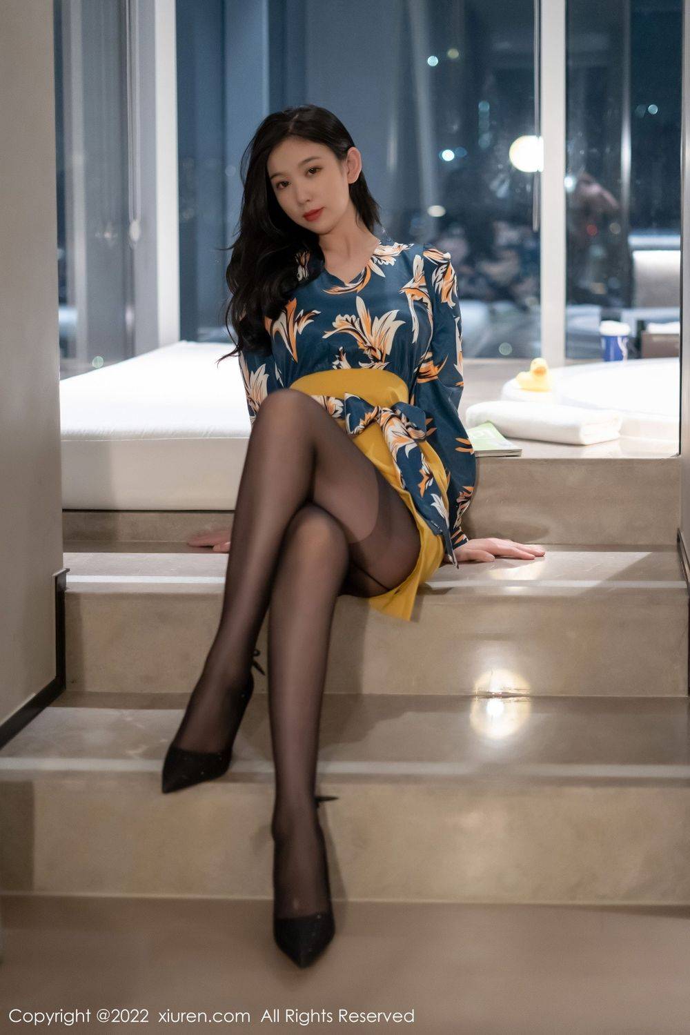 秀人网美女模特李雅柔蓝色上衣搭配黄色短裙黑丝系列写真-21