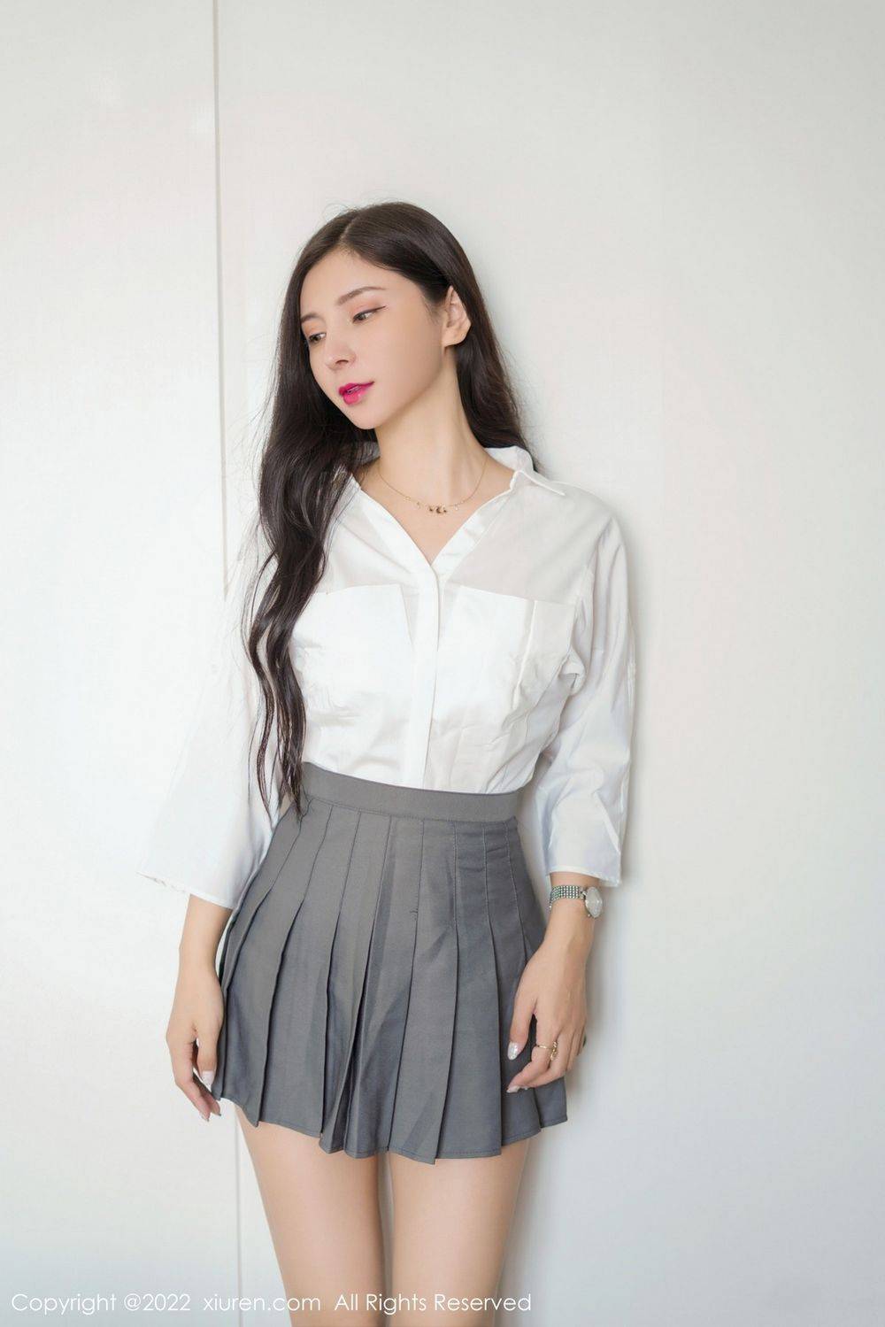 秀人网美女模特小蛮妖x白T服饰搭配灰色短裙系列性感写真