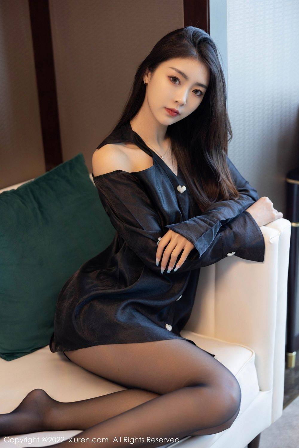 秀人网美女模特可乐Vicky粉红色吊带裙搭配黑丝主题写真-8