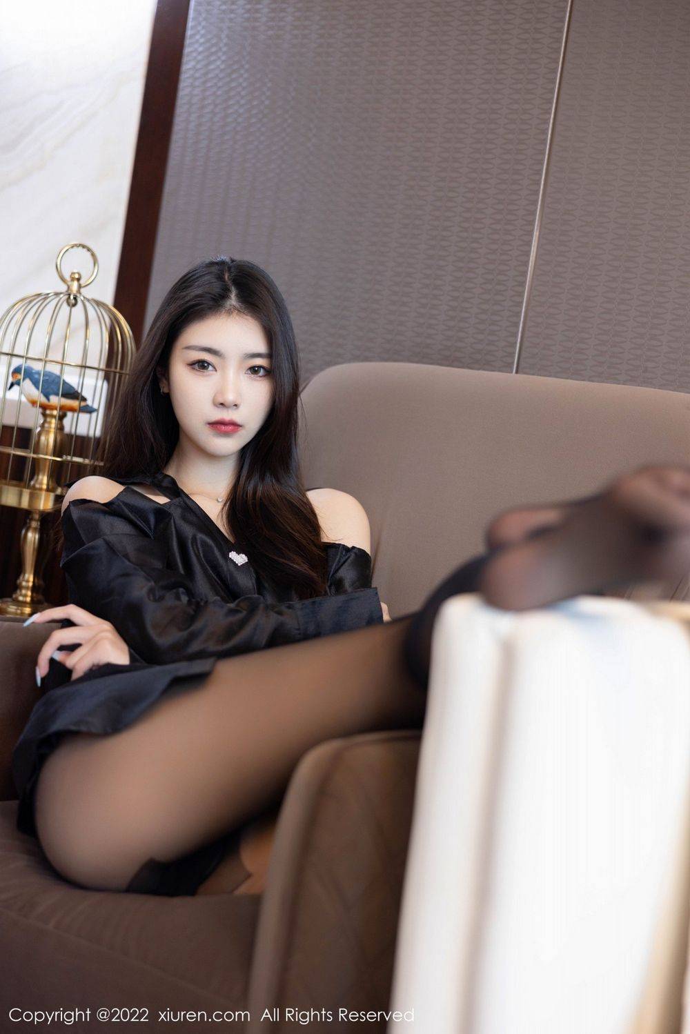 秀人网美女模特可乐Vicky粉红色吊带裙搭配黑丝主题写真-26