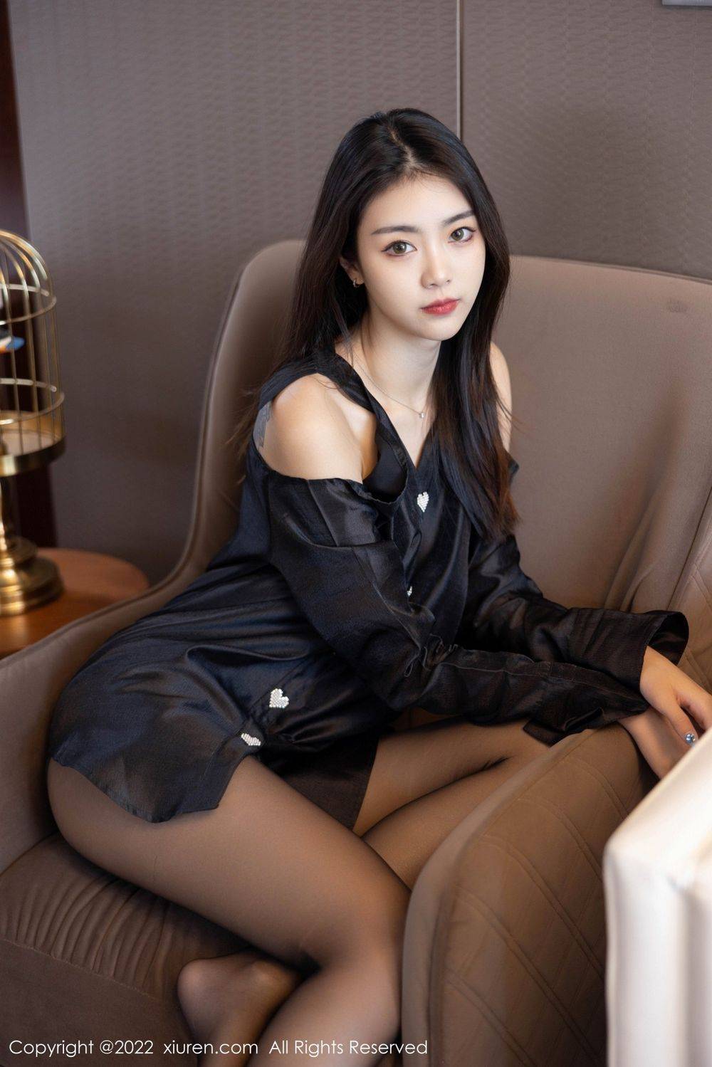 秀人网美女模特可乐Vicky粉红色吊带裙搭配黑丝主题写真-29