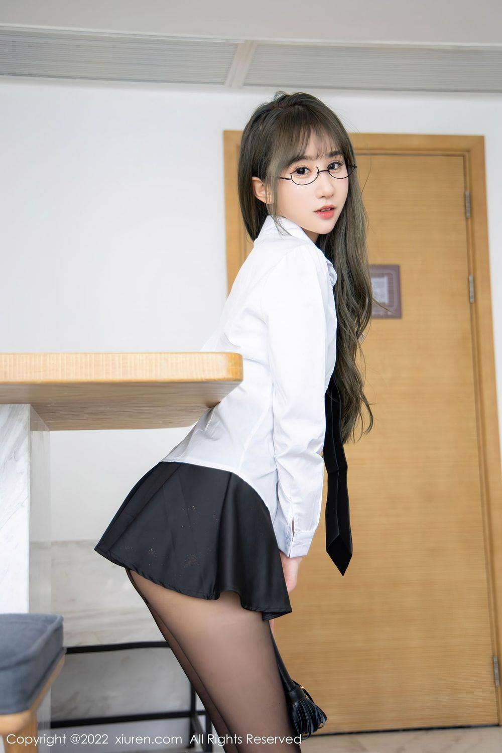 秀人网性感女神小果冻儿jelly白衬衫搭配黑丝美腿系列写真-2