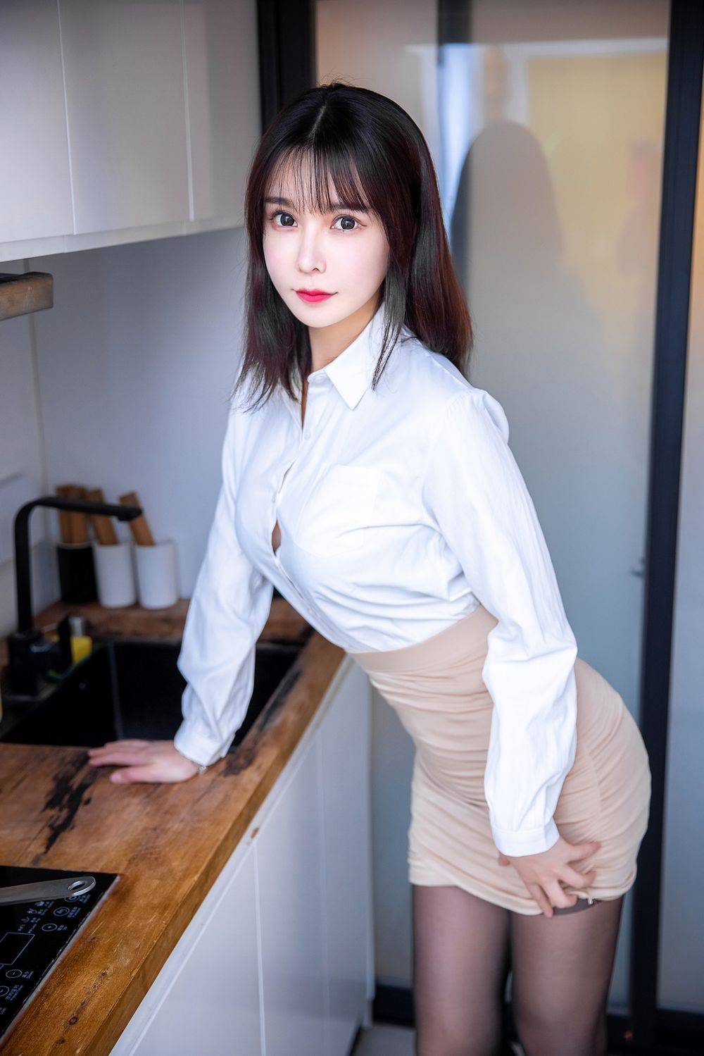 动漫博主亚马逊鲶鱼白衬衫黑丝美腿职场OL制服系列写真