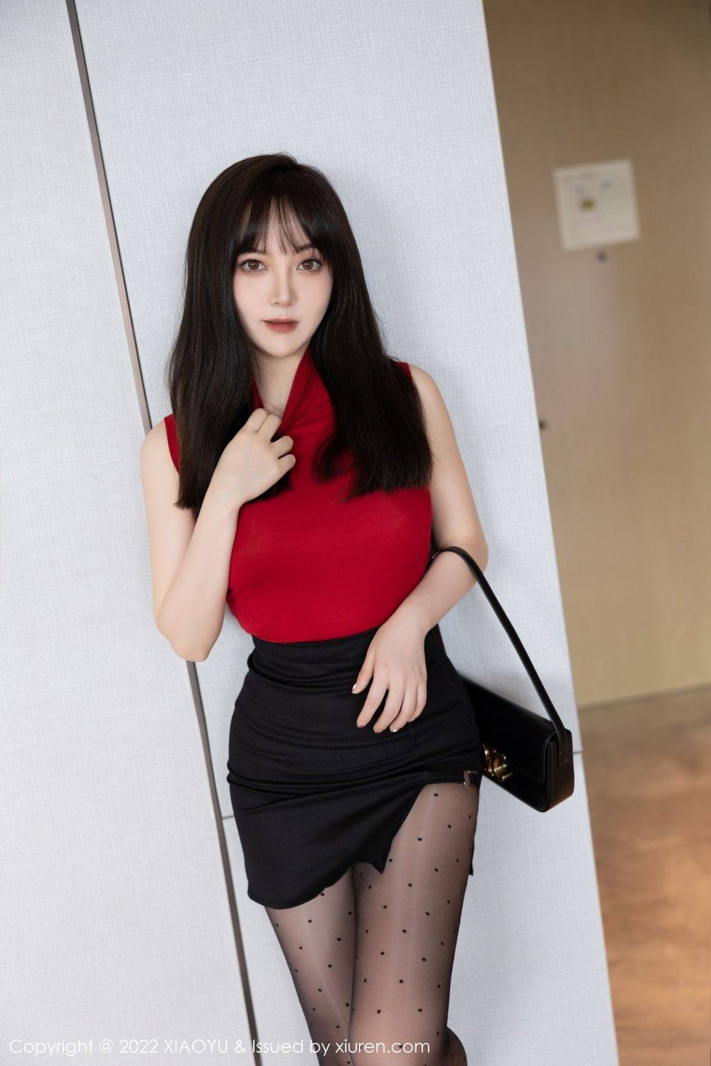 语画界美女模特豆瓣酱红色收身上衣搭配黑丝系列性感写真-2