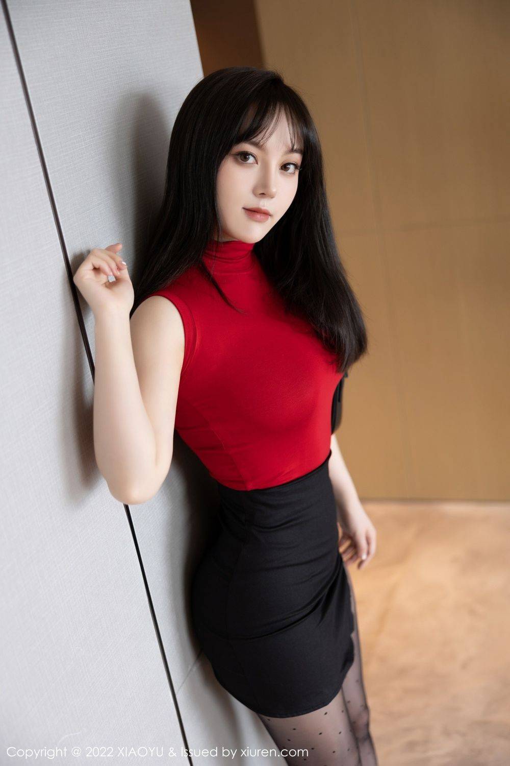 语画界美女模特豆瓣酱红色收身上衣搭配黑丝系列性感写真-5