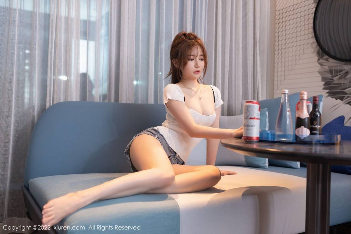 秀人网美女模特鱼子酱Fish白色上衣搭配超短牛仔裤三亚旅拍-6