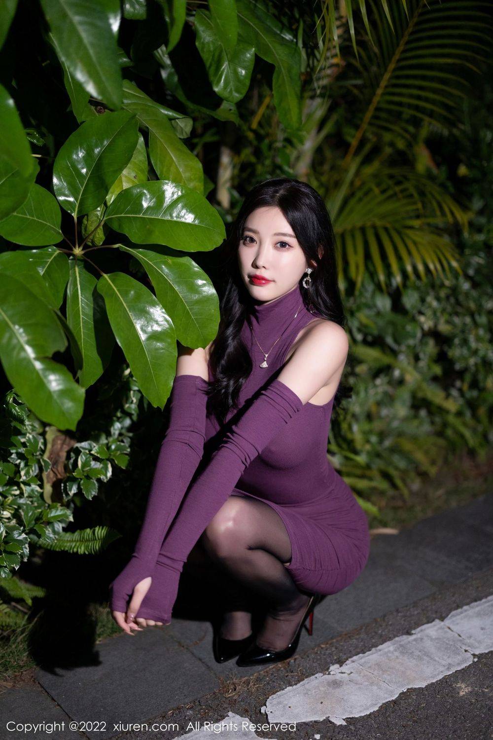 秀人网性感女神杨晨晨Yome紫色露肩连衣短裙黑丝系列写真-9