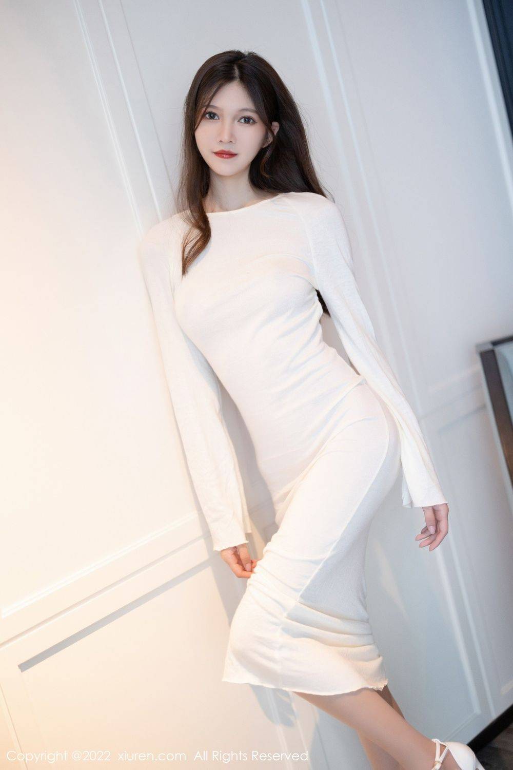 秀人网美女模特程程程-白色轻透连衣长裙原色丝袜厦门旅拍-8