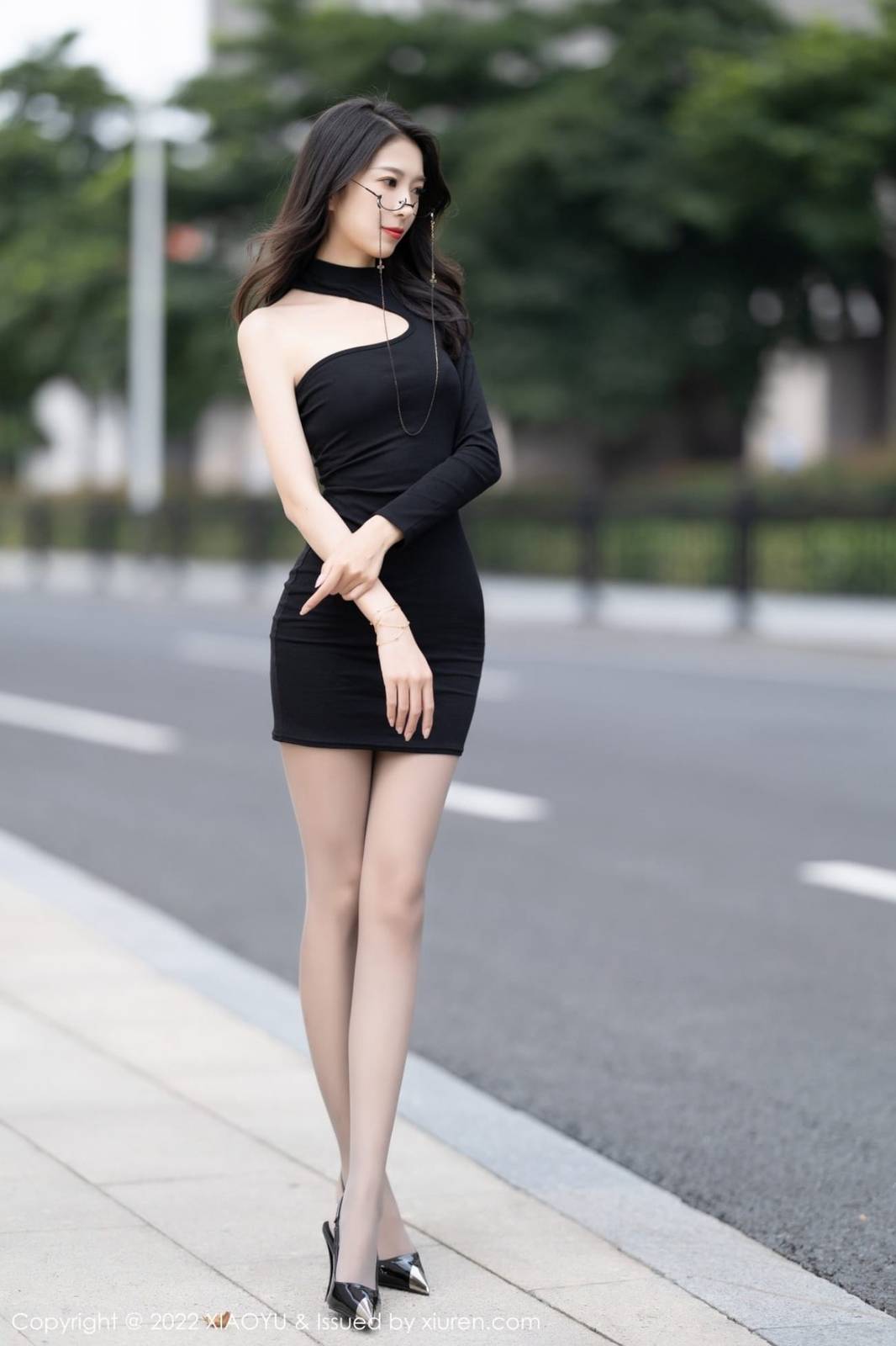 语画界新人模特林乐一黑色露肩短裙搭配原色丝袜首套写真-9